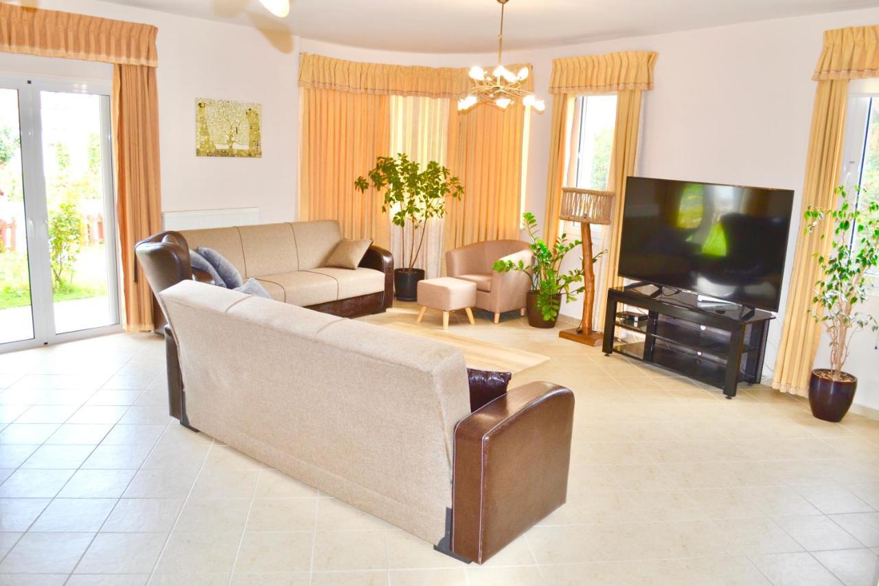Giorgos Large Size Apartments -Family Friendly With Free Parking And Yard Views Iraklio Exteriér fotografie